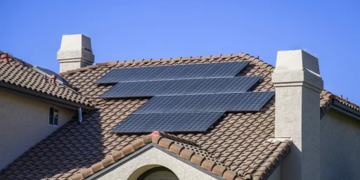 Napelemekkel borított tető